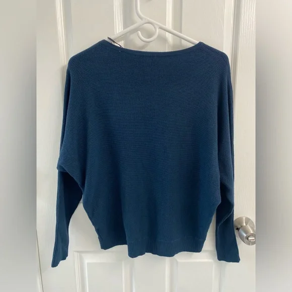 T Tahari sweater - Women’s M - NWT - Picture 4 of 4